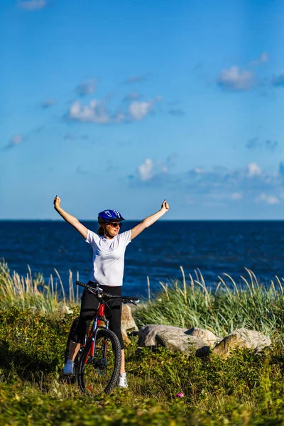 海で自転車に乗る中年女性の訓練 — ストック写真