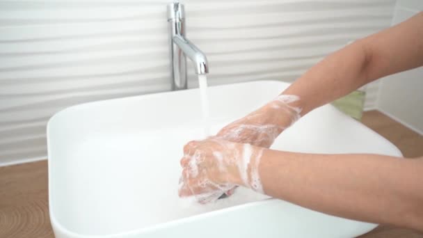 Γυναίκα Που Πλένει Χέρια Της Στο Μπάνιο — Αρχείο Βίντεο