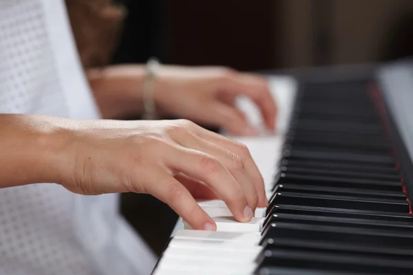 Kvinnans händer spelar piano — Stockfoto