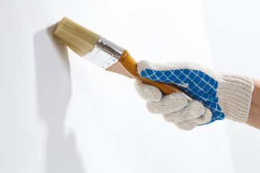 fırça ile çalışan adam