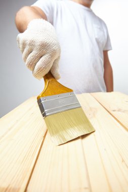 fırça ile çalışan adam