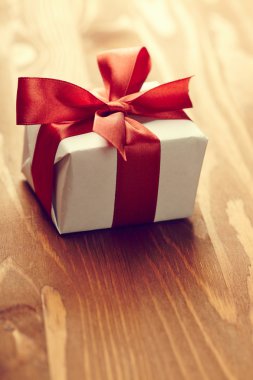 Kırmızı kurdeleli hediye kutusu 