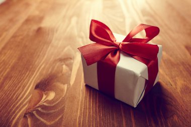 Kırmızı kurdeleli hediye kutusu