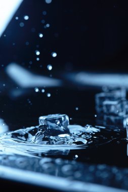 buz küpleri ile su sıçrama