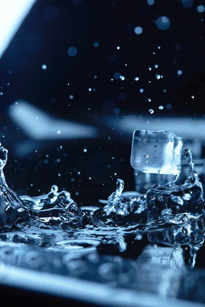 Jeget, a víz csobbanás — Stock Fotó