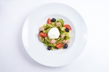 pasta Mozzarella peyniri ve sebze ile