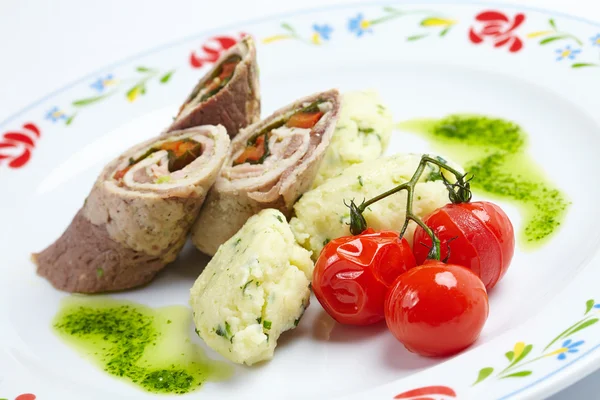 Fleischbrötchen mit Gemüse — Stockfoto