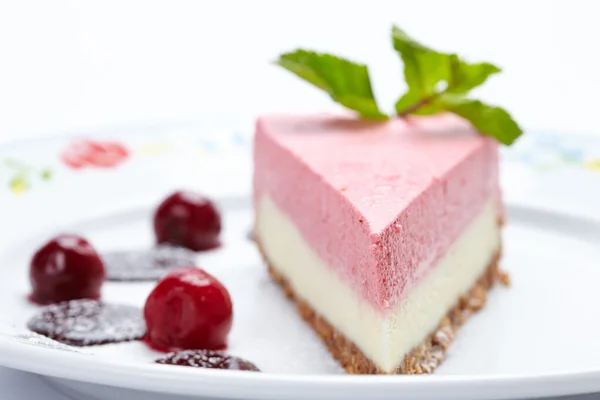 Tasty cheesecake with cherires — Stock Photo, Image