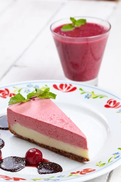 Tasty cheesecake with smoothie — Stock Photo, Image