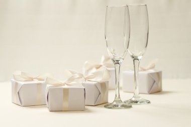 Boş şampanya bardağı beyaz hediye