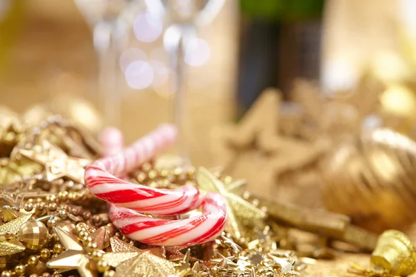 Neujahrsbonbons mit Dekorationen — Stockfoto