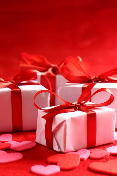 Gifts with red ribbons — Stock Photo, Image