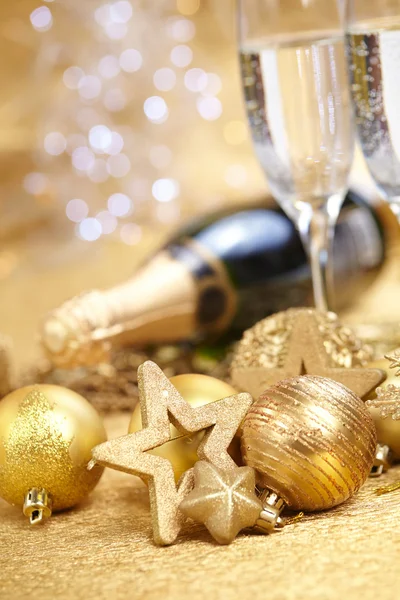 Champán de Año Nuevo con decoración —  Fotos de Stock