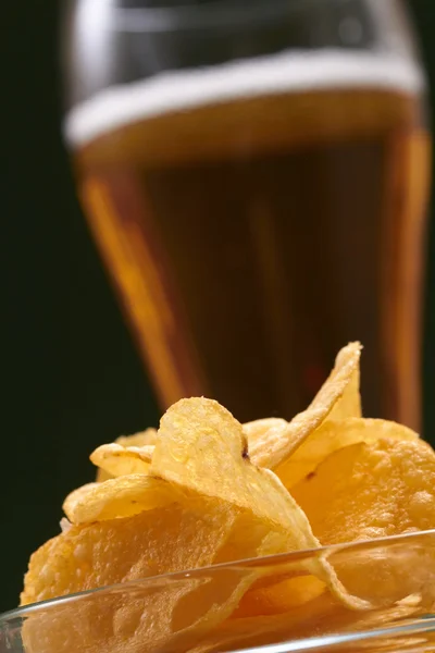 Patatas Fritas Crujientes Vaso Cerveza —  Fotos de Stock