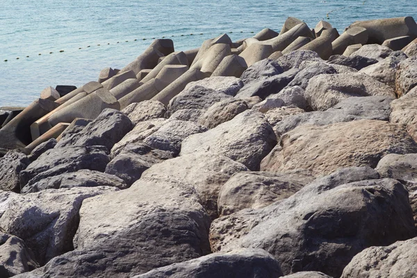 Hermosa pila de piedras en la playa — Foto de Stock