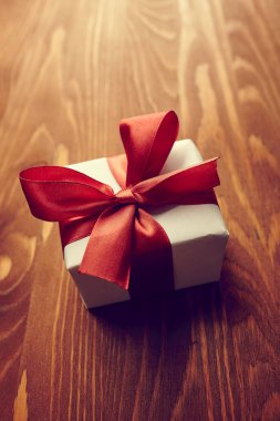 hediye kutusu ile kırmızı baw 