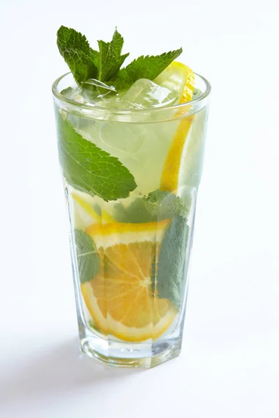 新鲜的夏季柠檬水 — 图库照片