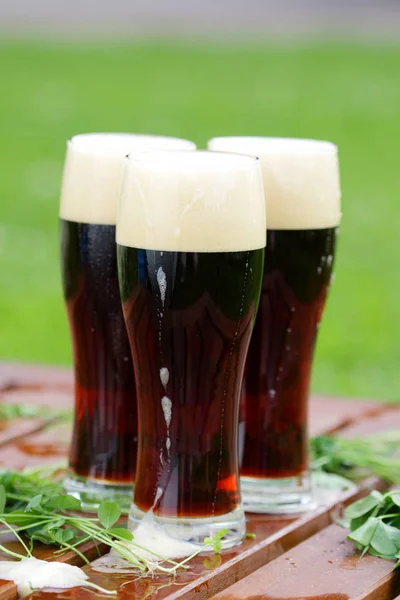 Bril met donker vers bier — Stockfoto