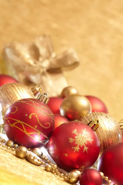 Золотые и красные рождественские балы — стоковое фото