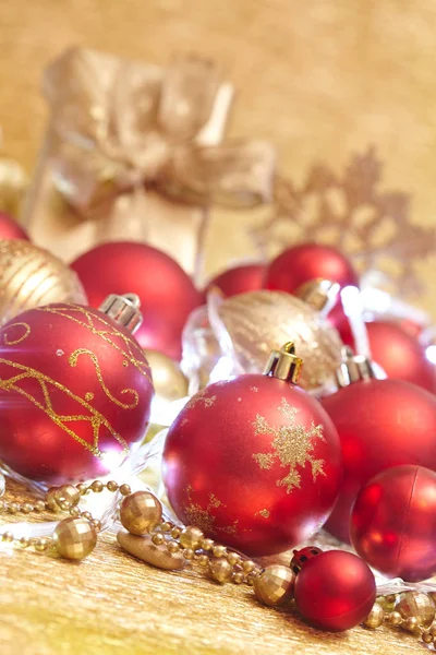 Goldene und rote Weihnachtskugeln — Stockfoto