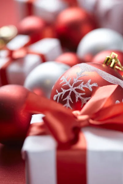 Brinquedos de Natal e presentes — Fotografia de Stock