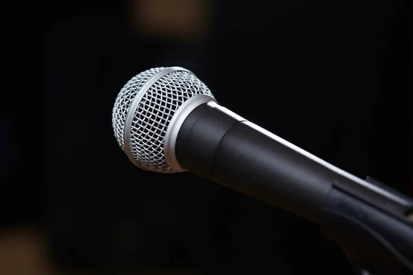 Mikrofon v koncertním sále — Stock fotografie
