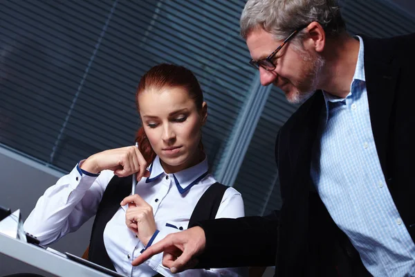 Persone che discutono di lavoro — Foto Stock