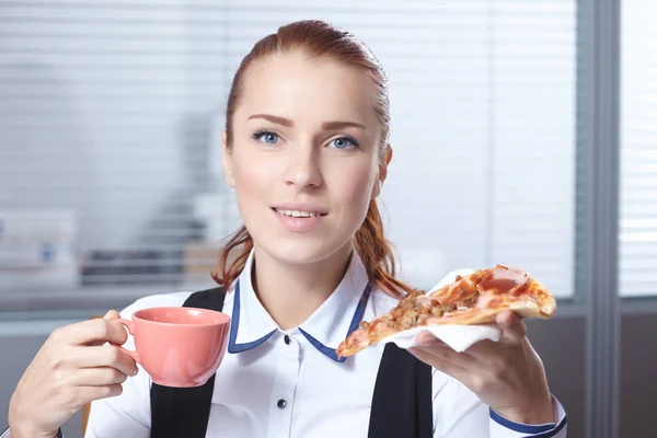Donna mangiare con gustosa pizza — Foto Stock