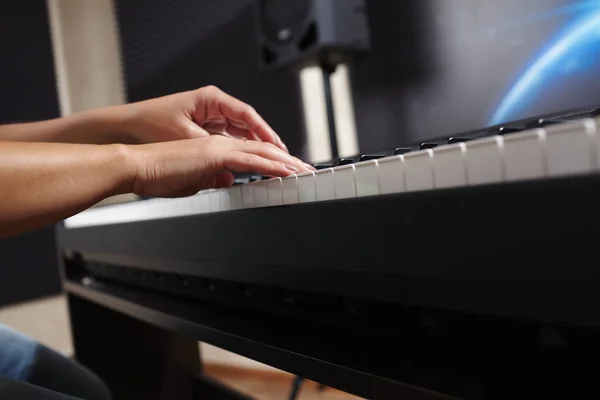 Женские руки играют на пианино — стоковое фото