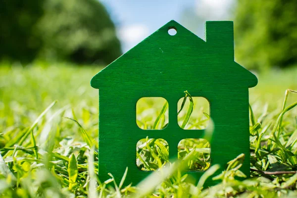 Зеленый деревянный дом — стоковое фото