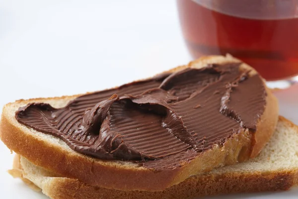 Brood met chocolade crème en thee — Stockfoto