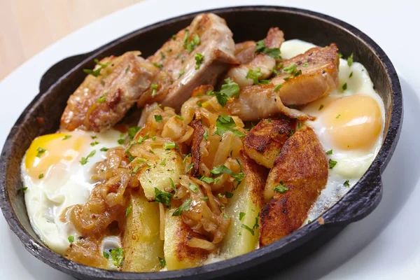 Carne frita con patatas y huevo —  Fotos de Stock