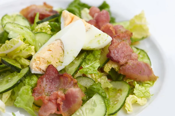 Smakelijke Salade op tafel — Stockfoto
