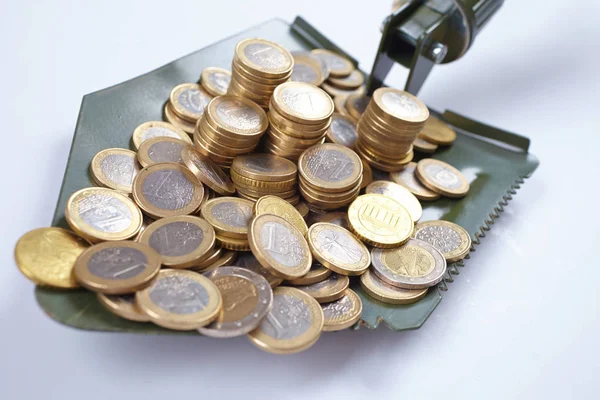 Metallschaufel mit Geld — Stockfoto