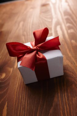 Kurdeleli hediye kutusu