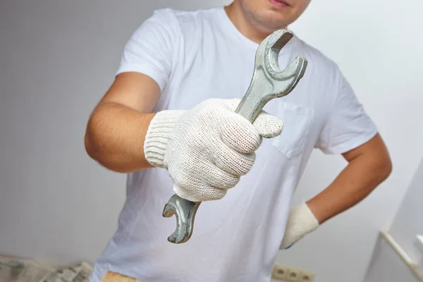 Homem segurando ferramenta — Fotografia de Stock