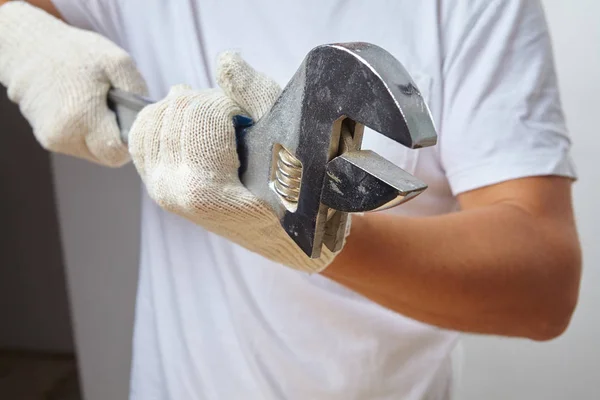 Homem segurando ferramenta — Fotografia de Stock