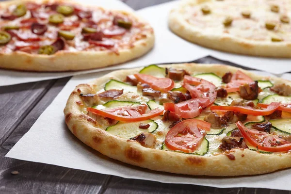 Frische leckere Pizza — Stockfoto