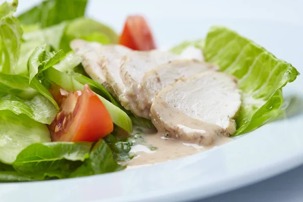 Salada saborosa com carne — Fotografia de Stock