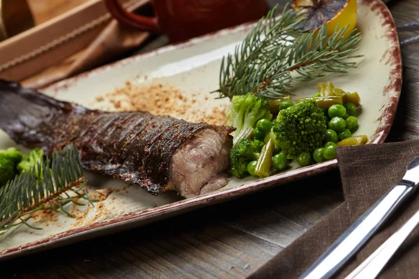 Välsmakande fisk med grönsaker — Stockfoto