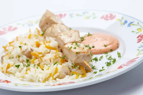 Arroz saboroso com kebab de frango — Fotografia de Stock