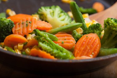 Taze kızarmış sebze