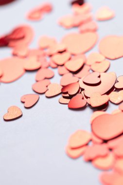 Kırmızı kalpler konfeti 