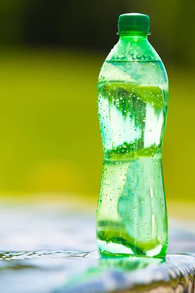 Água na garrafa verde — Fotografia de Stock