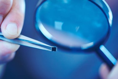 mikroçip cımbız ile yakın çekim