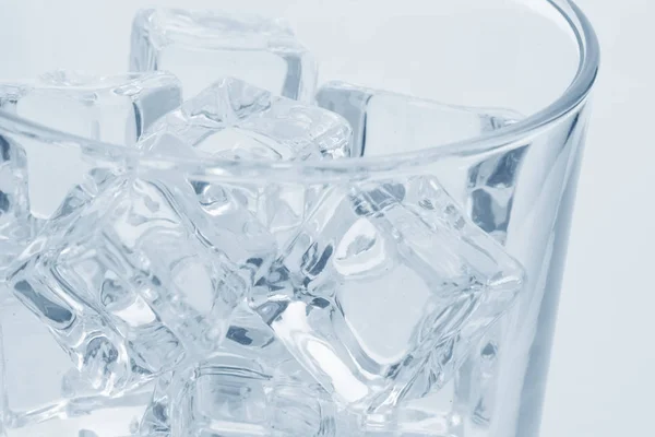 Vetro con cubetti di ghiaccio — Foto Stock