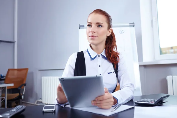 Geschäftsfrau sitzt am Arbeitsplatz — Stockfoto