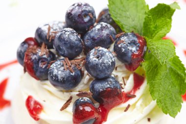 Yaban mersinli kremalı Pavlova