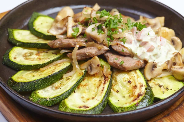 Carne saborosa com legumes — Fotografia de Stock