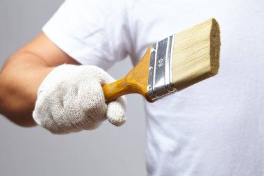 fırça ile çalışan adam